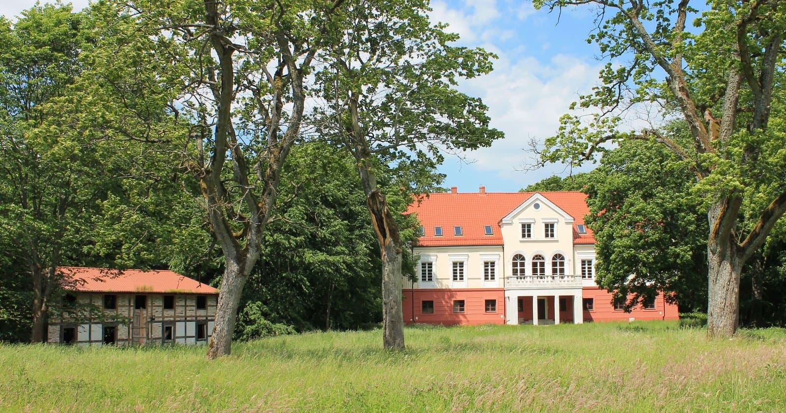 The estate buildings of Zeblin